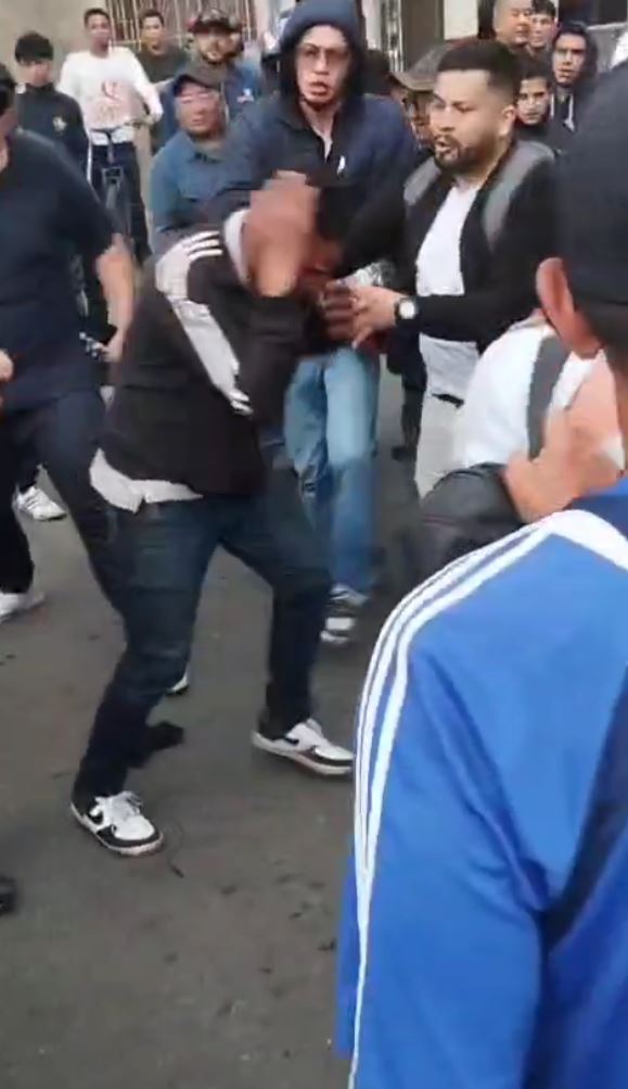 La comunidad del Ricaurte le dio 'paloterapia' a dos presuntos ladrones Dos presuntos ladrones fueron golpeados por la comunidad tras intentar robar un vehículo en el Ricaurte. Los sujetos fueron sorprendidos forcejeando con el conductor de la camioneta.