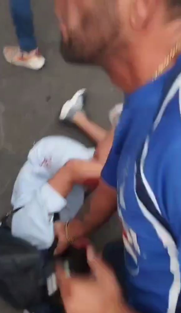 La comunidad del Ricaurte le dio 'paloterapia' a dos presuntos ladrones Dos presuntos ladrones fueron golpeados por la comunidad tras intentar robar un vehículo en el Ricaurte. Los sujetos fueron sorprendidos forcejeando con el conductor de la camioneta.