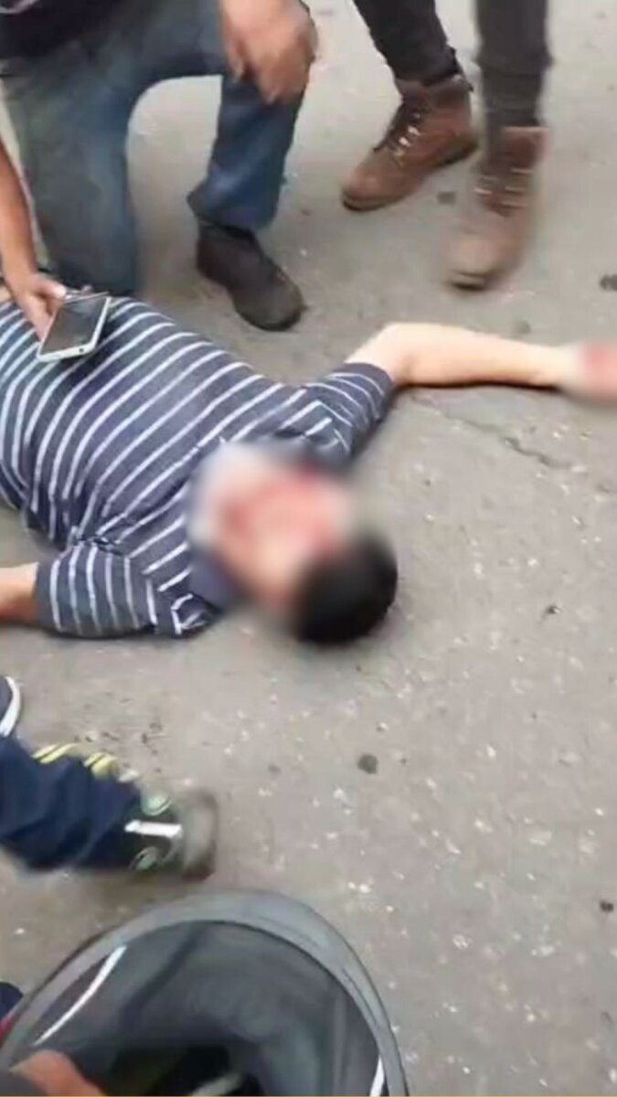La comunidad del Ricaurte le dio 'paloterapia' a dos presuntos ladrones Dos presuntos ladrones fueron golpeados por la comunidad tras intentar robar un vehículo en el Ricaurte. Los sujetos fueron sorprendidos forcejeando con el conductor de la camioneta.