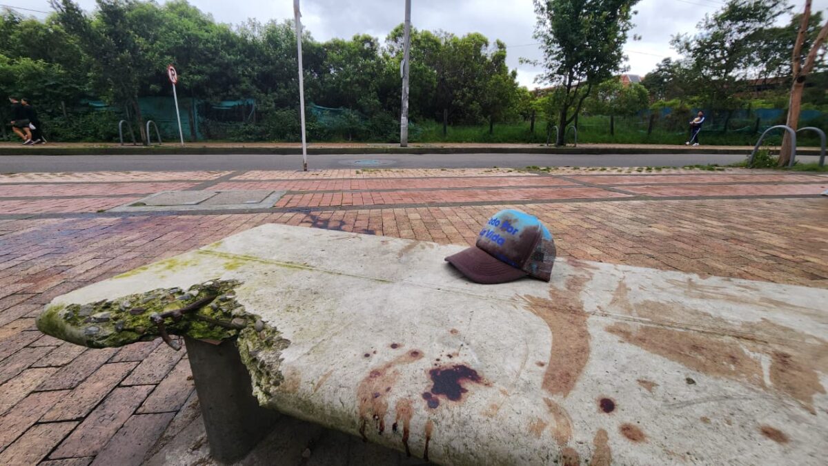 Ladrones agraden a puñal a joven en Fontibón durante intento de robo Una mujer alertó a los vecinos del barrio La Felicidad, Fontibón, sobre un violento ataque a un joven, quien, malherido, se desplomó en plena calle, dejando un rastro de sangre.