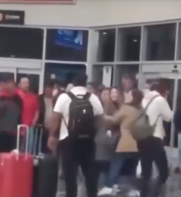 Llegó al aeropuerto con la 'moza' y lo recibió su esposa En video quedó grabado el momento en que un infiel fue recibido por su esposa al momento en que llegó al aeropuerto en compañía de su amante.
