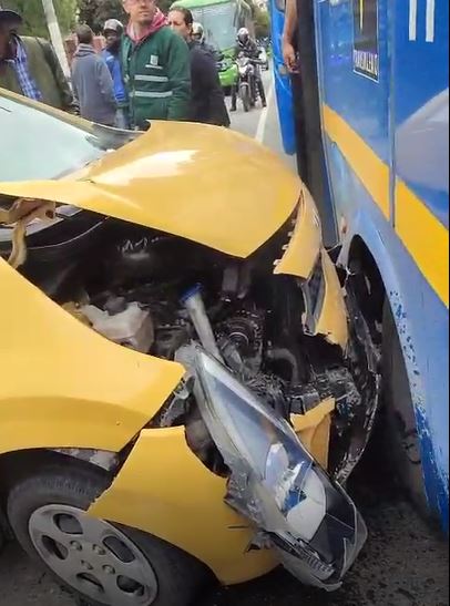 Fuerte accidente en Molinos 2: bus del Sitp choca con un taxi, causándole graves daños Un bus del Sitp, al parecer, perdió los frenos y chocó a un taxi que estaba cerca. Otro vehículo de transporte público resultó afectado en Molinos 2.
