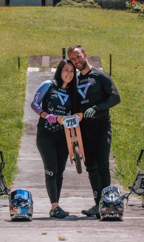 Mariana Pajón dejará las pistas. ¿La razón? Se le creció la familia De forma simbólica, con cascos que decían 'Mamá' y 'Papá', y una pequeña bicicleta de madera en el centro, la corredora Mariana Pajón y su esposo, Vincent, anunciaron que esperan su primer hijo.