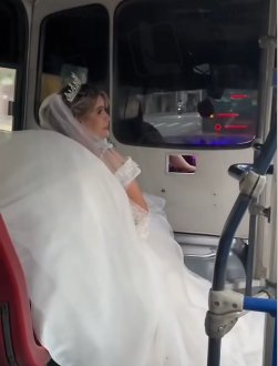 Matrimonio sobre ruedas: la novia llegó a la iglesia en un bus público 1 Matrimonio sobre ruedas: la novia llegó a la iglesia en un bus público En una emotiva y particular escena que capturó todas las miradas en Neiva, una novia llegó a su propia boda a bordo de un bus de transporte público.
