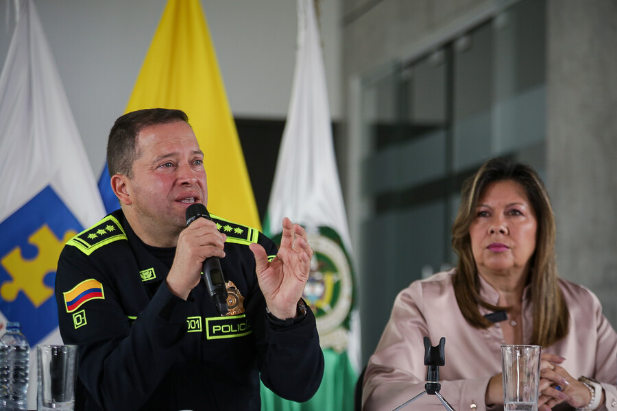 Menor que disparó contra Miguel Uribe aún no ha podido ser interrogado 1 Menor que disparó contra Miguel Uribe aún no ha podido ser interrogado De acuerdo con la información revelada por la fiscal Luz Adriana Camargo, la operación tiene que ver con el disparo que recibió para evitar su huida.