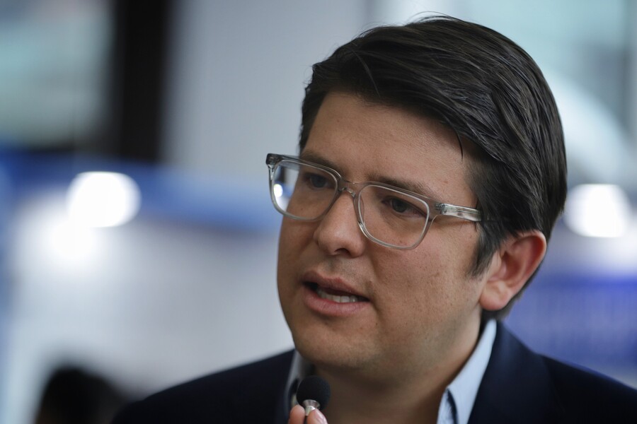 Miguel Uribe está en condición "extremadamente crítica" tras salir de cirugía 1 Miguel Uribe está en condición "extremadamente crítica" tras salir de cirugía La Fundación Santa Fe de Bogotá emitió un nuevo comunicado afirmando que el estado del senador Miguel Uribe es extremadamente crítico tras salir de la cirugía de urgencia.