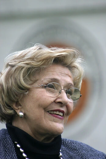 Murió Doña Nydia Quintero Turbay, activista y abuela del senador Miguel Uribe La activista social y exprimera dama de Colombia, Nydia Quintero de Balcázar, falleció a los 93 años en la Fundación Santa Fe de Bogotá, donde también se encuentra hospitalizado su nieto, el senador y precandidato presidencial Miguel Uribe Turbay, quien lucha por su vida. A continuación, su historia y legado.