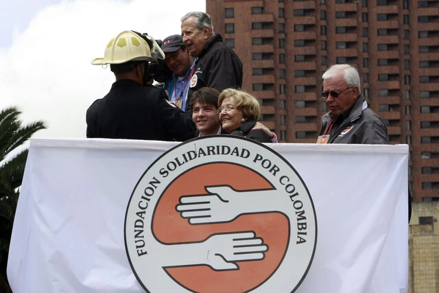 Murió Doña Nydia Quintero Turbay, activista y abuela del senador Miguel Uribe La activista social y exprimera dama de Colombia, Nydia Quintero de Balcázar, falleció a los 93 años en la Fundación Santa Fe de Bogotá, donde también se encuentra hospitalizado su nieto, el senador y precandidato presidencial Miguel Uribe Turbay, quien lucha por su vida. A continuación, su historia y legado.