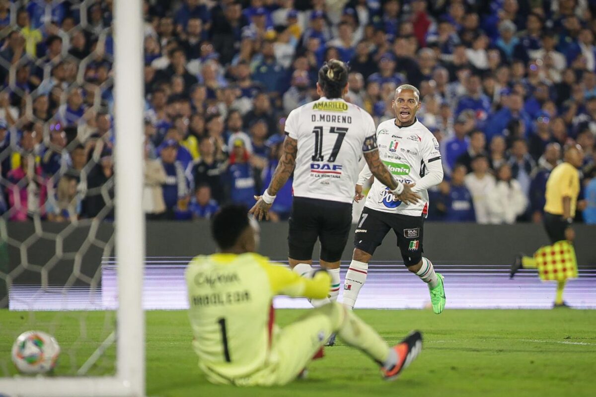 De la mano de Falcao, Millonarios salvó un empate y sigue en la lucha por ir a la final de la Liga Millonarios perdía 2-0 frente a Once Caldas, pero gracias a los goles de Falcao García y Jader Valencia logró empatar el partido y mantener su invicto en la Liga.