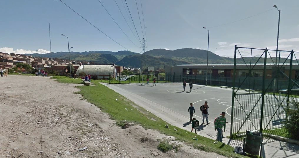 Usme: conmoción por el asesinato del joven Nicolás Aguilar en parque de Chicó Sur La víctima fue trasladada al Hospital Meissen de Ciudad Bolívar, pero por la gravedad de las heridas falleció. Tenía 25 años.
