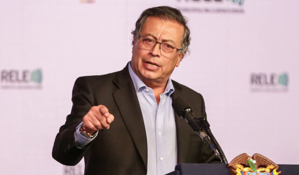 Petro denunció plan para asesinarlo y anunció consulta popular Gustavo Petro señaló al presidente del Senado como responsable del hundimiento de su consulta popular y aseguró que una red internacional de narcotráfico quiere matarlo.