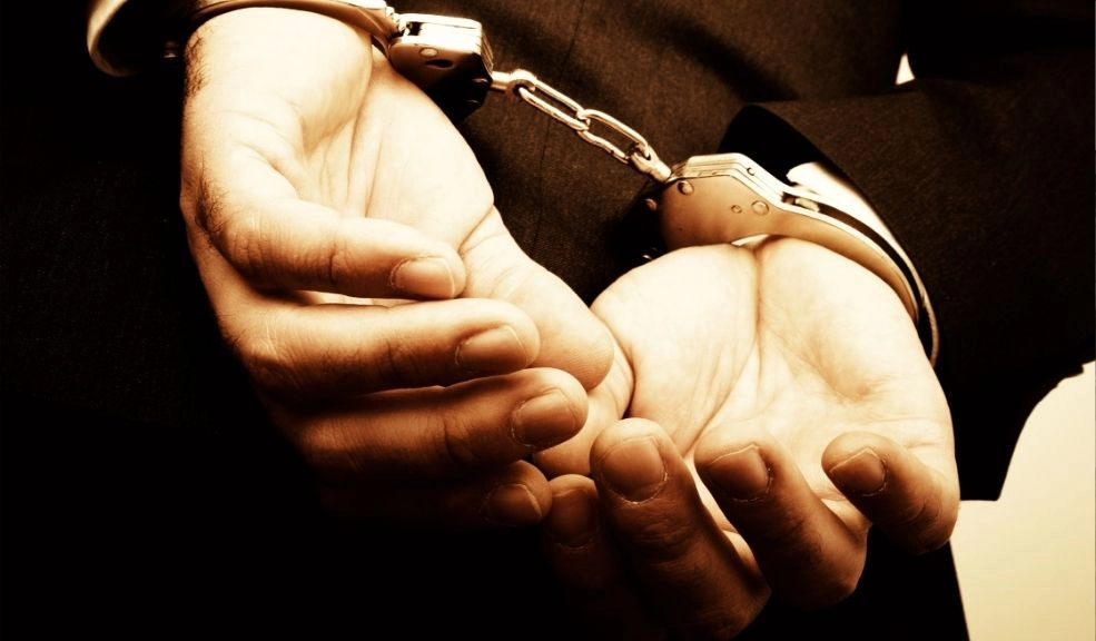 Policía le sacó 'tarjeta roja' a árbitro, en pleno partido, por narcotráfico 1 Policía le sacó 'tarjeta roja' a árbitro, en pleno partido, por narcotráfico La Policia Civil de Brasil detuvo a un árbitro durante un partido por su presunta participación en una red de narcotráfico.