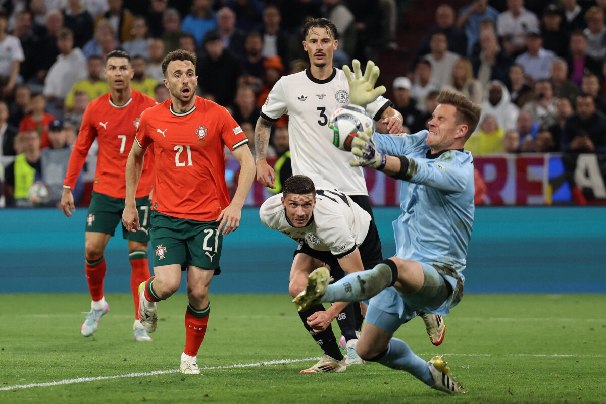¡Siempre Cristiano! Marcó gol y guio a Portugal a una nueva final de la Liga de las Naciones 2 ¡Siempre Cristiano! Marcó gol y guio a Portugal a una nueva final de la Liga de las Naciones El astro portugués Cristiano Ronaldo volvió a ser decisivo al guiar a Portugal a la final de la Liga de las Naciones, marcando un gol ante Alemania. Continúa agrandando su leyenda.