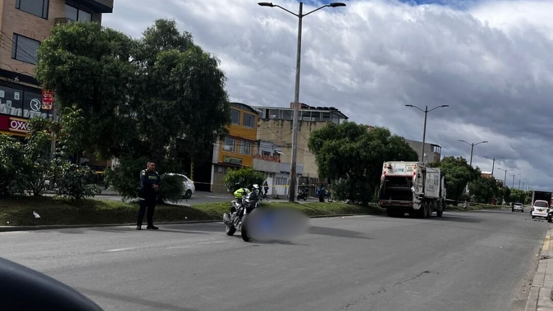 ¡Atención! Dos personas mueren en vía de Puente Aranda, tras intentar cometer un atraco El parrillero murió por la gravedad de las heridas que sufrió; el conductor de la moto chocó contra un camión de basura y también falleció. Las autoridades investigan el caso.