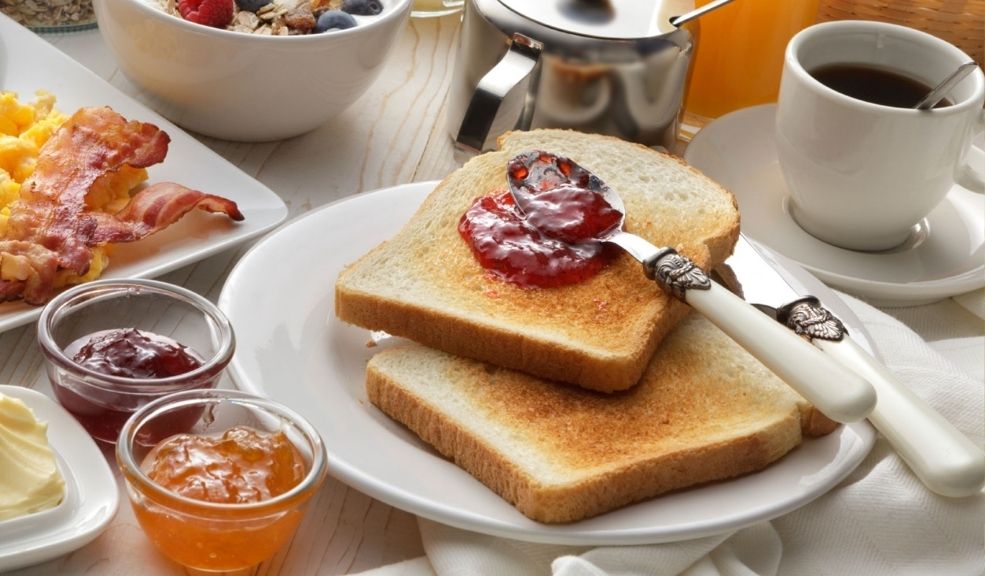 Papá se merece lo mejor: frutas y desayunos en las Plazas Distritales Las anchetas de frutas y los desayunos son regalos clásicos que nunca pasan de moda y que, además de ser deliciosos, representan una forma sincera de expresar amor y gratitud. Este año, el IPES invita a los ciudadanos a celebrar en familia apoyando el comercio local y adquiriendo estos obsequios en las plazas de mercado de la ciudad.