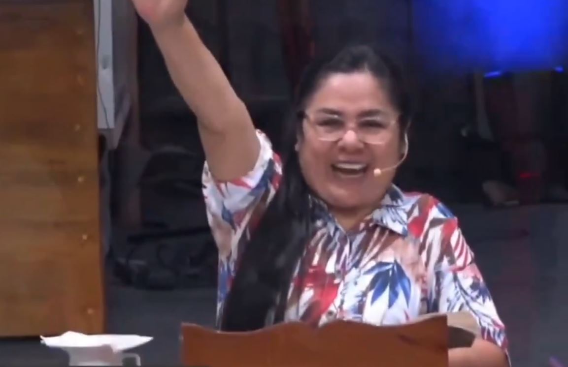 Pastora confunde sismo con presencia divina durante culto en Lima 1 Pastora confunde sismo con presencia divina durante culto en Lima La líder evangélica Nélida Rojas, quien predicaba ante decenas de fieles en la iglesia “El Gran Yo Soy”, interpretó el temblor como una manifestación espiritual.