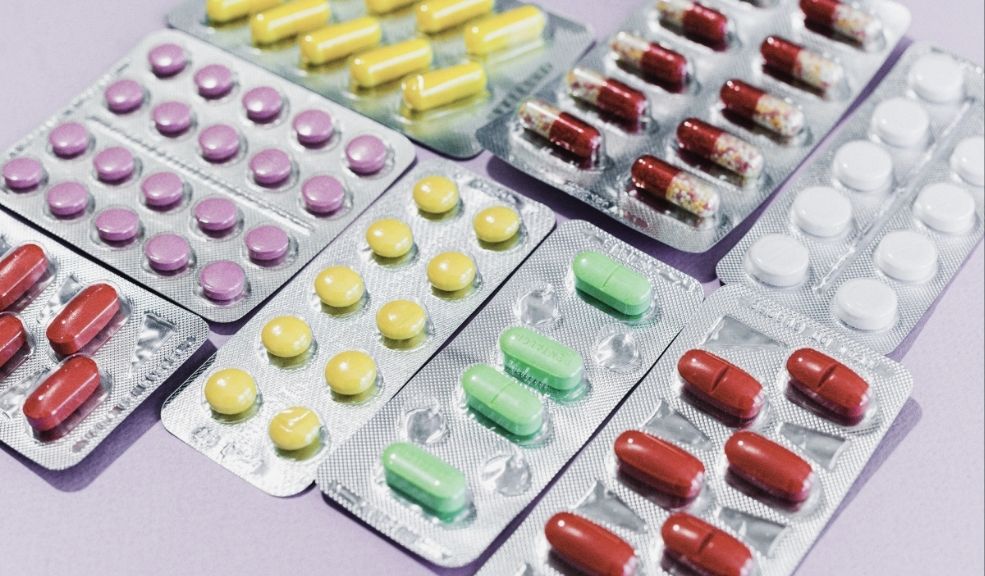 ¡Peligro en cada pastilla!: la verdad sobre la calidad de los fármacos Esta problemática, que incluye la distribución de productos médicos falsificados, representa una amenaza grave para la salud pública global, especialmente en los países de ingresos bajos y medios, donde 1 de cada 10 medicamentos es de calidad subestándar o falsificado.