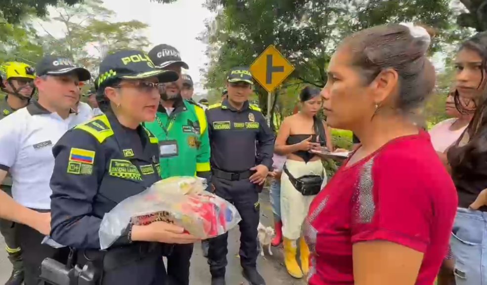 Policía lleva ayuda humanitaria a familias de Medina y Paratebueno