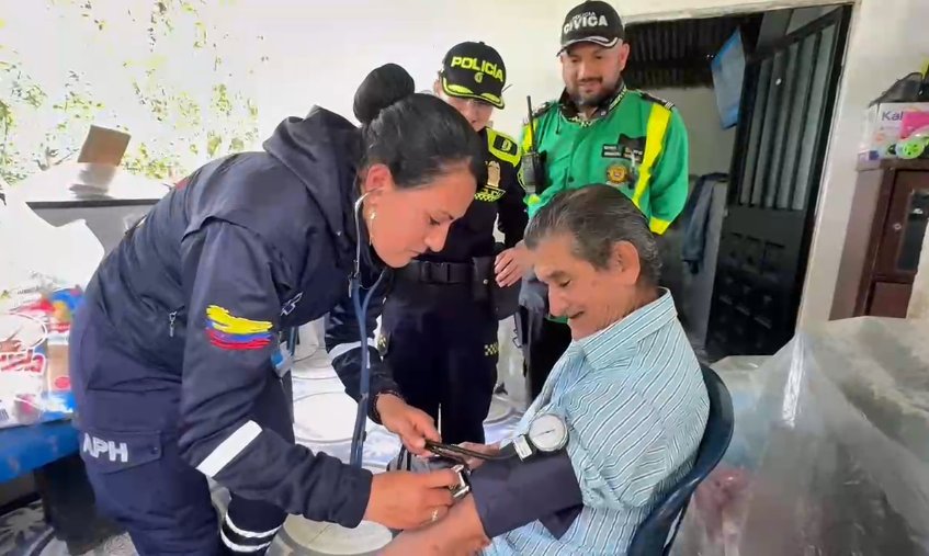 Policía lleva ayuda humanitaria a familias de Medina y Paratebueno 2 Policía lleva ayuda humanitaria a familias de Medina y Paratebueno