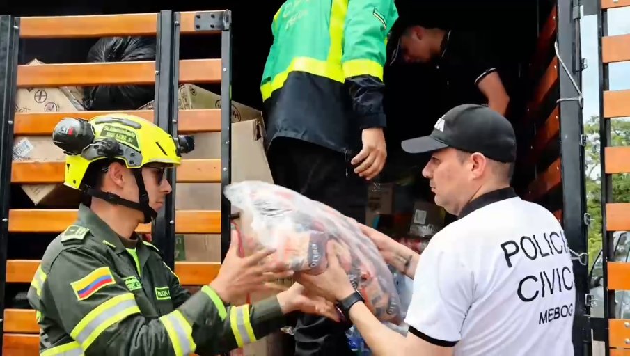 Policía lleva ayuda humanitaria a familias de Medina y Paratebueno 1 Policía lleva ayuda humanitaria a familias de Medina y Paratebueno