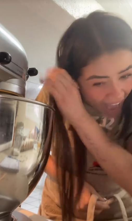 ¡Por poco se queda calva! Tiktoker casi se arranca el pelo con una batidora El accidente, que ya supera los 6,4 millones de visualizaciones, ha generado preocupación y también comentarios de humor entre los usuarios.