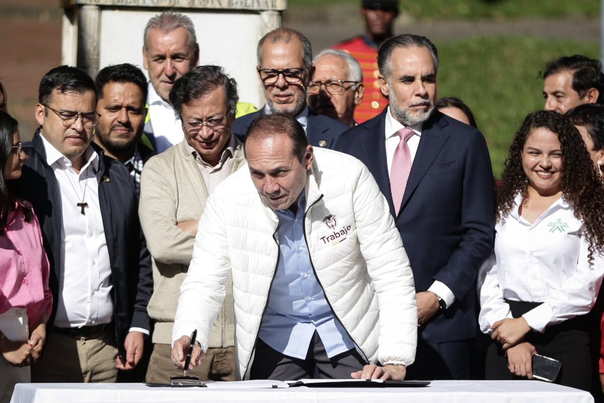 La Reforma Laboral fue sancionada por el presidente Gustavo Petro Le contamos los cambios que se aplicarán, tras las sanción de la Reforma Laboral por parte de la Presidencia de la República. Además, le contamos lo que él piensa sobre la reelección.