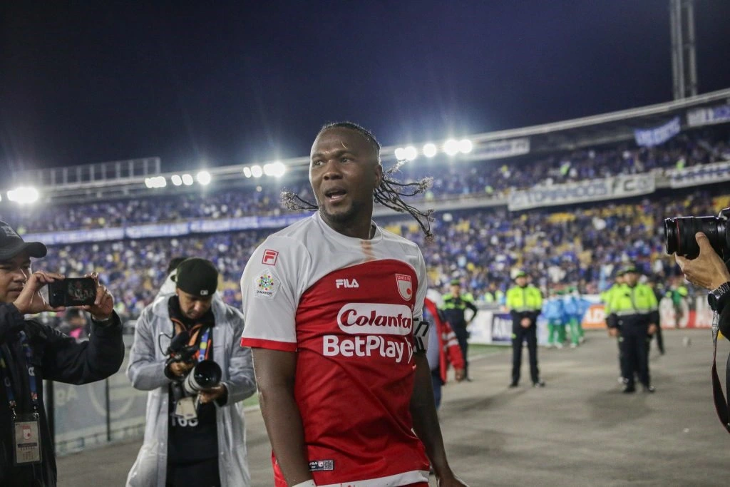 Hugo Rodallega, el héroe del título de Santa Fe que con goles se consagró como ídolo 4 Hugo Rodallega, el héroe del título de Santa Fe que con goles se consagró como ídolo Hugo Rodallega se convirtió en el líder que guió a Santa Fe hacia su décimo título de la Liga BetPlay I‑2025. A continuación, recordamos los momentos en que el delantero fue protagonista y marcó el camino hacia la gloria.