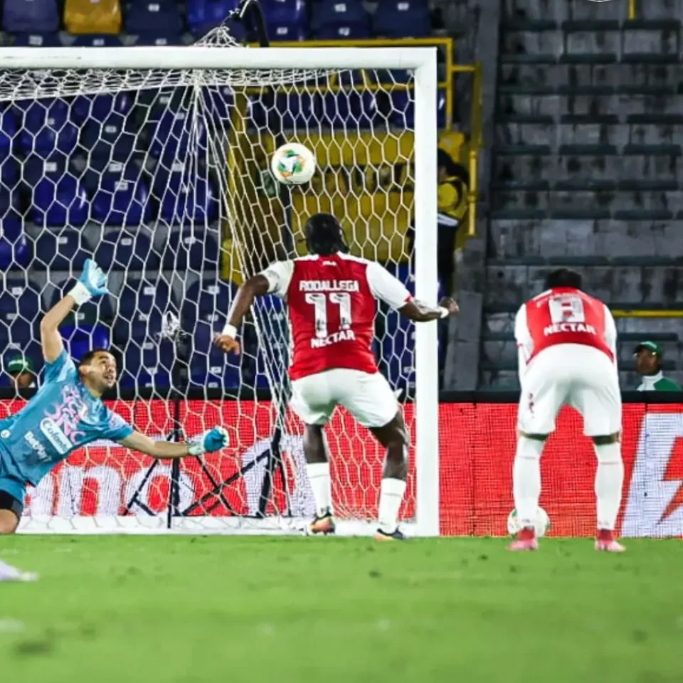 Hugo Rodallega, el héroe del título de Santa Fe que con goles se consagró como ídolo 3 Hugo Rodallega, el héroe del título de Santa Fe que con goles se consagró como ídolo Hugo Rodallega se convirtió en el líder que guió a Santa Fe hacia su décimo título de la Liga BetPlay I‑2025. A continuación, recordamos los momentos en que el delantero fue protagonista y marcó el camino hacia la gloria.