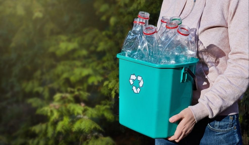 Revolución verde: el plástico en Colombia se transforma para cuidar el planeta Según cifras de Acoplásticos, en los últimos cuatro años se han invertido más de 150 millones de dólares en ampliar la capacidad de reciclaje del país, sumando cerca de 90.000 toneladas anuales para un total de 500.000 toneladas de plásticos reciclados cada año.