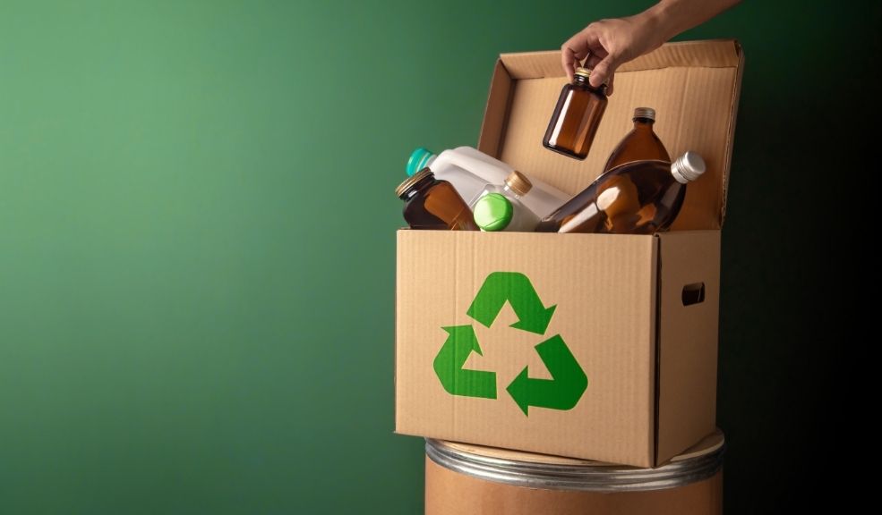 Revolución verde: el plástico en Colombia se transforma para cuidar el planeta Según cifras de Acoplásticos, en los últimos cuatro años se han invertido más de 150 millones de dólares en ampliar la capacidad de reciclaje del país, sumando cerca de 90.000 toneladas anuales para un total de 500.000 toneladas de plásticos reciclados cada año.