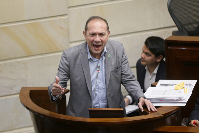 Aprendices del Sena tendrán contrato laboral: aprueban en Reforma Laboral 2 Aprendices del Sena tendrán contrato laboral: aprueban en Reforma Laboral La plenaria del Senado avanza en la discusión de la reforma laboral, en donde se aprobó que el contrato de los aprendices del Sena sea laboral y no especial. Estudiantes tendrán todos sus derechos laborales.