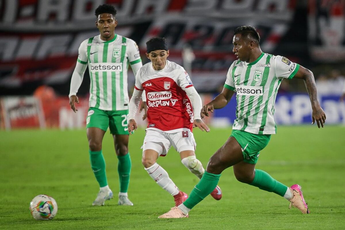 Santa Fe perdió en casa con Atlético Nacional y le dio vida en los cuadrangulares 2 Santa Fe perdió en casa con Atlético Nacional y le dio vida en los cuadrangulares Dos goles de Alfredo Morelos sentenciaron el triunfo de Atlético Nacional sobre un Santa Fe que no tuvo su mejor presentación. Ahora, todos los equipos del Grupo B siguen con vida.