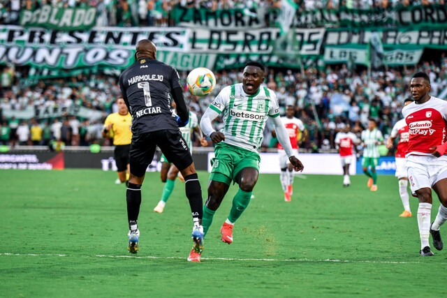 Santa Fe dio la sorpresa: venció en su visita a Atlético Nacional y ahora es líder de su grupo Un insólito gol de Yilmar Velásquez, con el arquero de Nacional jugado, le dio la victoria por la mínima al 'Rojazo'.