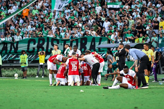 Santa Fe dio la sorpresa: venció en su visita a Atlético Nacional y ahora es líder de su grupo Un insólito gol de Yilmar Velásquez, con el arquero de Nacional jugado, le dio la victoria por la mínima al 'Rojazo'.