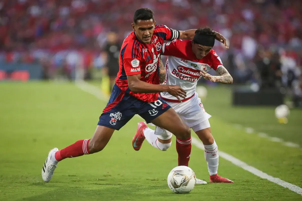 Si no es sufrido, no es para Santa Fe. Así 'El León' conquistó su décima estrella 1 Si no es sufrido, no es para Santa Fe. Así 'El León' conquistó su décima estrella La crónica que cuenta, en detalle, cómo Santa Fe se impuso a Medellín como visitante para consagrarse campeón de la Liga por décima vez en su historia. Más de un hincha 'Cardenal' se llenará de orgullo.