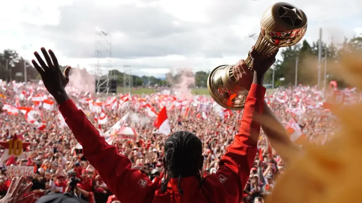 Así fue la celebración de Santa Fe con su hinchada en Bogotá Le contamos cómo, tras su regreso a Bogotá, Santa Fe festejó junto a su hinchada la obtención de la anhelada décima estrella.