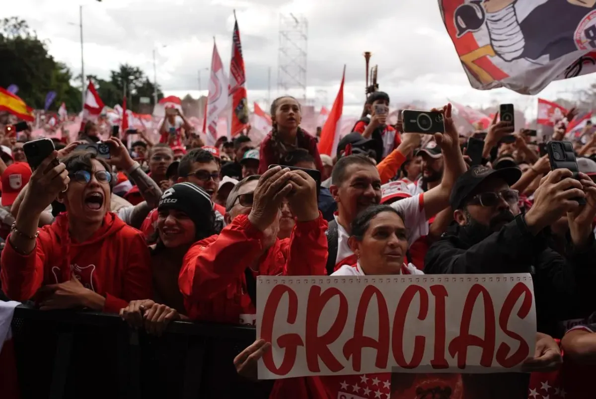 Así fue la celebración de Santa Fe con su hinchada en Bogotá 3 Así fue la celebración de Santa Fe con su hinchada en Bogotá Le contamos cómo, tras su regreso a Bogotá, Santa Fe festejó junto a su hinchada la obtención de la anhelada décima estrella.