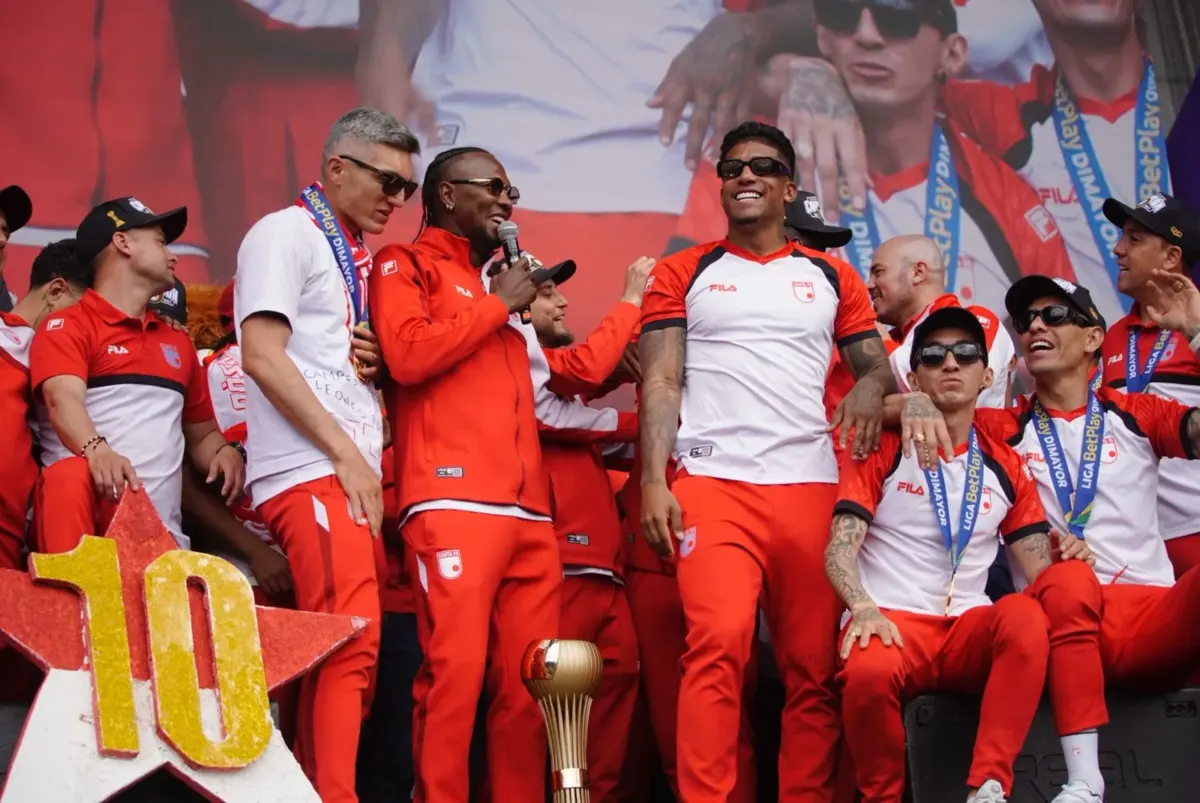 Así fue la celebración de Santa Fe con su hinchada en Bogotá 2 Así fue la celebración de Santa Fe con su hinchada en Bogotá Le contamos cómo, tras su regreso a Bogotá, Santa Fe festejó junto a su hinchada la obtención de la anhelada décima estrella.