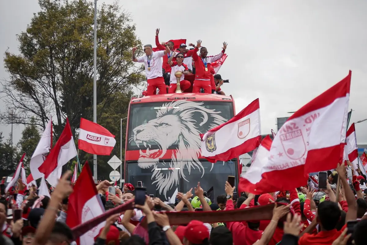 Así fue la celebración de Santa Fe con su hinchada en Bogotá 1 Así fue la celebración de Santa Fe con su hinchada en Bogotá Le contamos cómo, tras su regreso a Bogotá, Santa Fe festejó junto a su hinchada la obtención de la anhelada décima estrella.