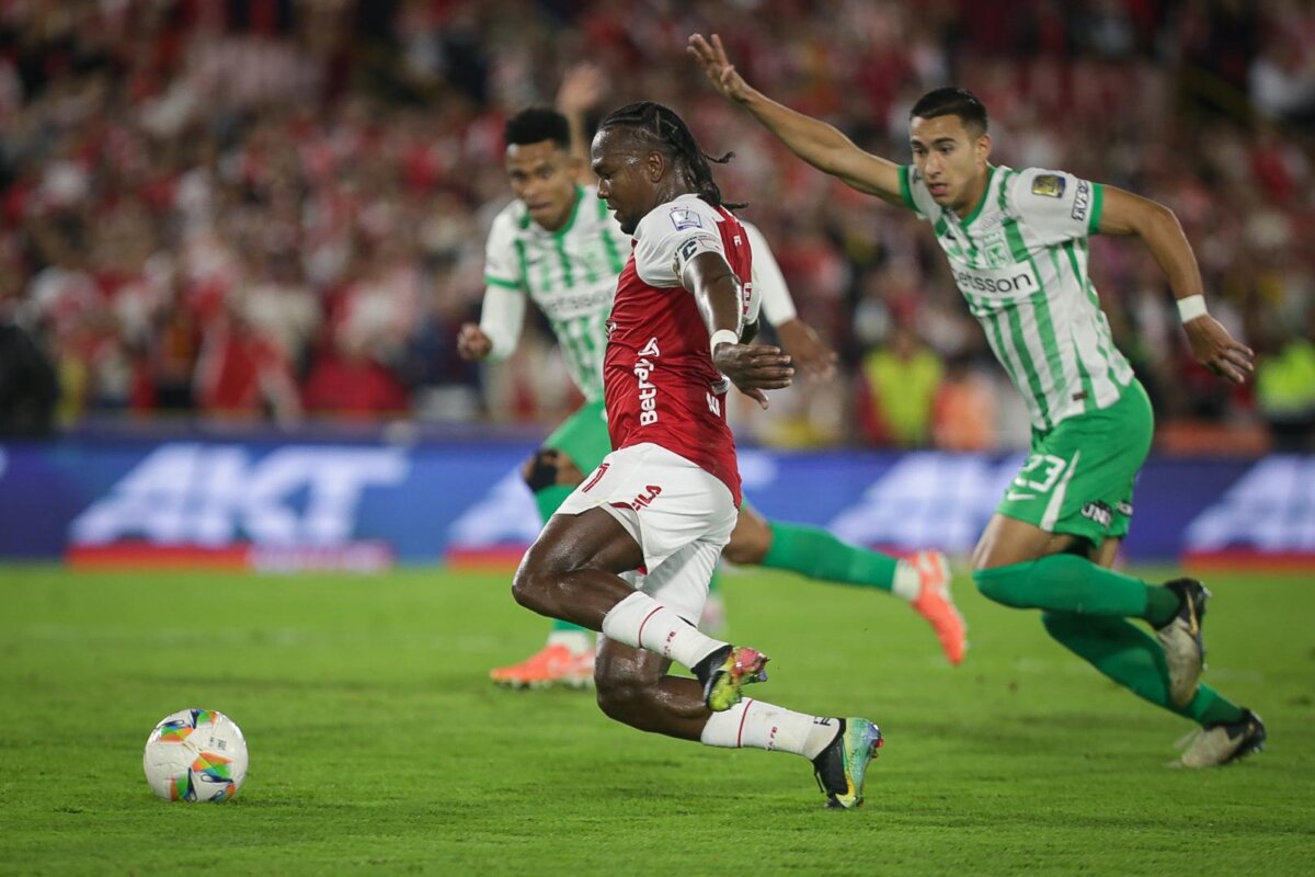 Santa Fe perdió en casa con Atlético Nacional y le dio vida en los cuadrangulares 1 Santa Fe perdió en casa con Atlético Nacional y le dio vida en los cuadrangulares Dos goles de Alfredo Morelos sentenciaron el triunfo de Atlético Nacional sobre un Santa Fe que no tuvo su mejor presentación. Ahora, todos los equipos del Grupo B siguen con vida.