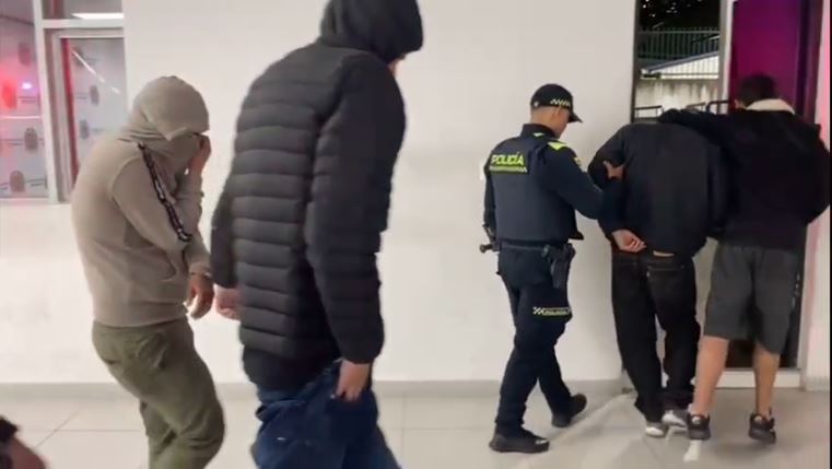 En Usaquén roban en muletas: Policía atrapó a uno en esa condición, que robaba con una banda un Sitp 1 En Usaquén roban en muletas: Policía atrapó a uno en esa condición, que robaba con una banda un Sitp Dos de los 4 delincuentes capturados, tras asaltar el Sitp, en Usaquén, tenían antecedentes judiciales por el mismo delito.
