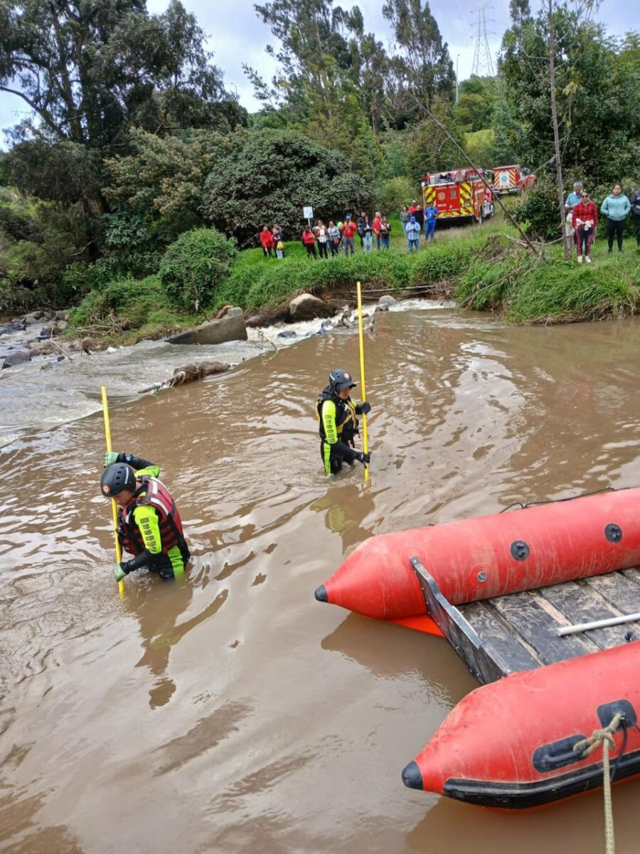 Saray, la niña que cayó al río Tunjuelo hace 4 días, aún no aparece: el reporte de Bomberos 2 Saray, la niña que cayó al río Tunjuelo hace 4 días, aún no aparece: el reporte de Bomberos La angustia crece en Usme después que Saray Rojas, una niña de 8 años, cayera al río Tunjuelo el pasado domingo 15 de junio. Al día de hoy siguen con su búsqueda.