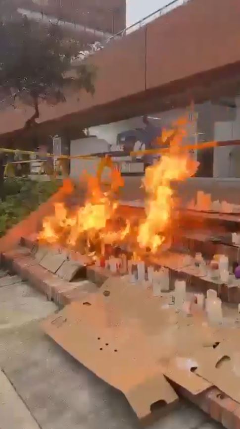 Se incendió el altar a Miguel Uribe en la Fundación Santa Fe 1 Se incendió el altar a Miguel Uribe en la Fundación Santa Fe El altar dedicado a Miguel Uribe en la Fundación Santa Fe fue consumido por las llamas en horas de la mañana de hoy. El incendio fue controlado.