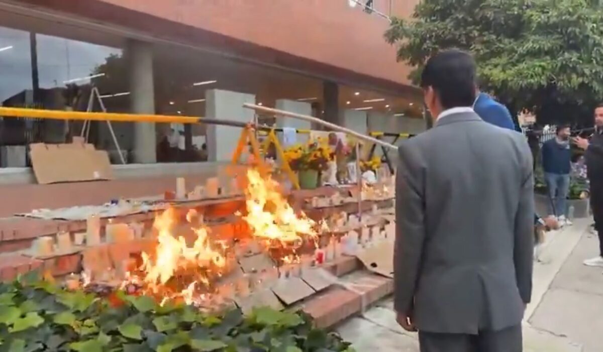 Se incendió el altar a Miguel Uribe en la Fundación Santa Fe 5 Se incendió el altar a Miguel Uribe en la Fundación Santa Fe El altar dedicado a Miguel Uribe en la Fundación Santa Fe fue consumido por las llamas en horas de la mañana de hoy. El incendio fue controlado.