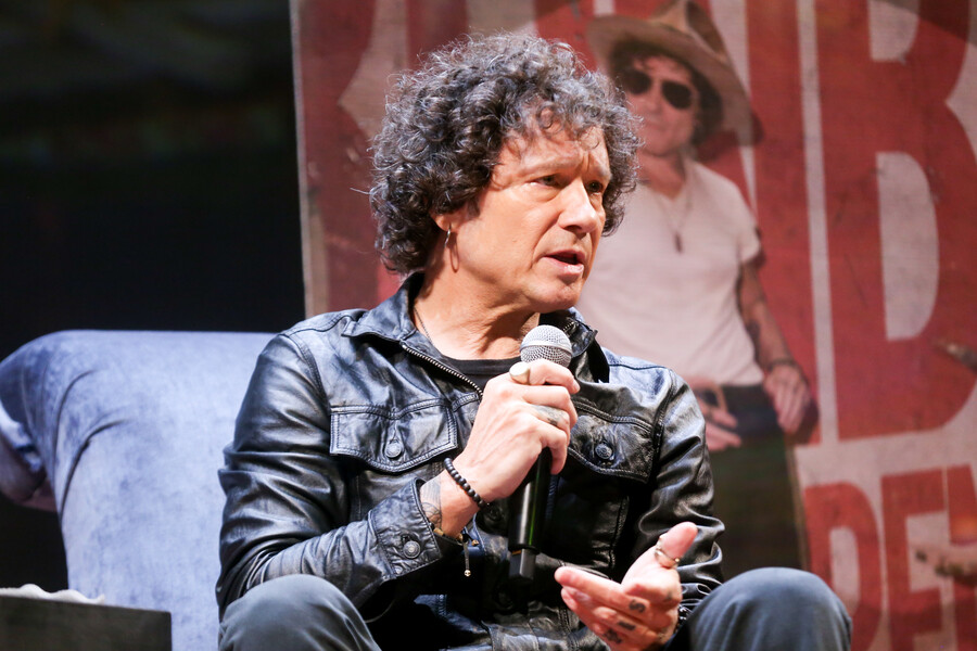Si asiste al concierto de Bunbury, no use su celular, él se lo puede rapar
