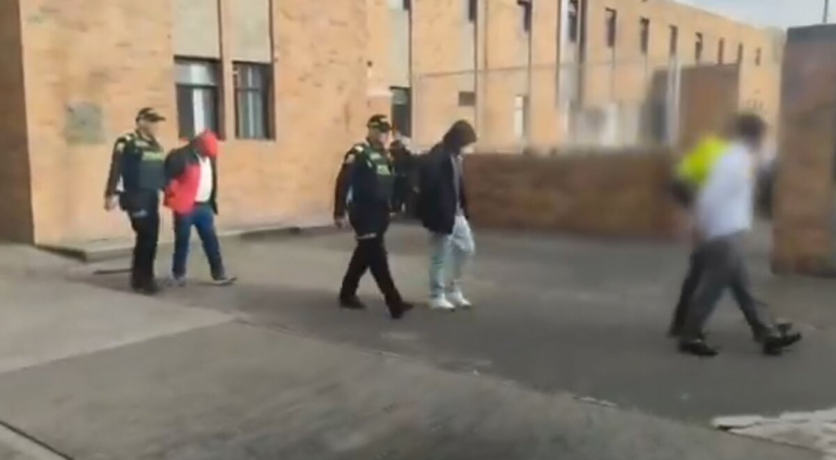 Tres capturados por intentar hurtar el dinero de un cajero automático de Engativá 1 Tres capturados por intentar hurtar el dinero de un cajero automático de Engativá Tres hombres fueron capturados en Villas de Granada, Engativá, por intentar hurtar un cajero automático utilizando dispositivos electrónicos. Los sospechosos fueron sorprendidos con un "retenedor de efectivo", artefacto para bloquear el dinero y simular un error técnico.