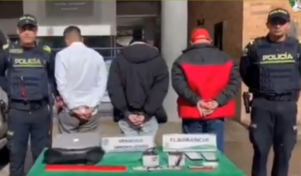Tres capturados por intentar hurtar el dinero de un cajero automático de Engativá 10 Tres capturados por intentar hurtar el dinero de un cajero automático de Engativá Tres hombres fueron capturados en Villas de Granada, Engativá, por intentar hurtar un cajero automático utilizando dispositivos electrónicos. Los sospechosos fueron sorprendidos con un "retenedor de efectivo", artefacto para bloquear el dinero y simular un error técnico.