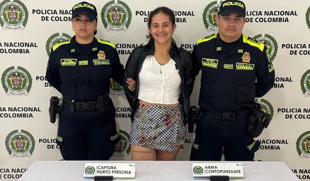 Tres mujeres atracan a un taxista y una de ellas, 'La Diabla', sonríe cuando la atrapan A la ‘Diabla’ la capturaron después de que, presuntamente, ella y otras dos mujeres atracaran a un taxista en Floridablanca. Sin embargo, la mujer, al parecer, se tomó con gracia su detención.