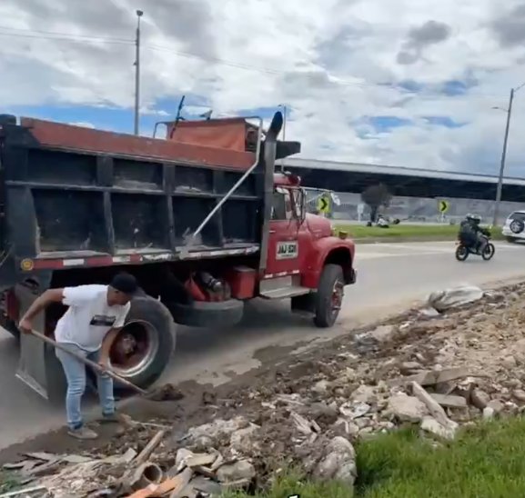 Tunjuelito: Hombre que tiró escombros en El Tunal fue identificado y tuvo que recogerlos El hombre que fue grabado tirando escombros en El Tunal fue identificado y tuvo que recoger el material que arrojó en vía pública.
