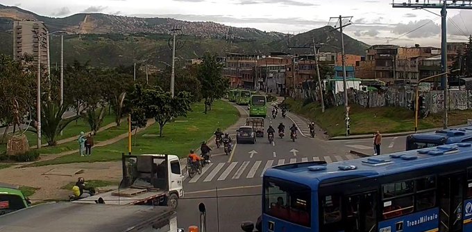 Accidente en Usme entre un camión y un motociclista deja un muerto: este es el reporte 1 Accidente en Usme entre un camión y un motociclista deja un muerto: este es el reporte La unidad de criminalística llegó al lugar para realizar el levantamiento del cuerpo del motociclista fallecido y adelantar la respectiva investigación.